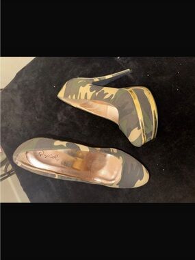 Qupid Camouflage Platform Heels in Green and Brown
